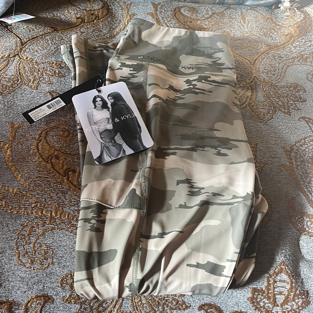 Very cute Kendall and Kylie workout comfortable pants